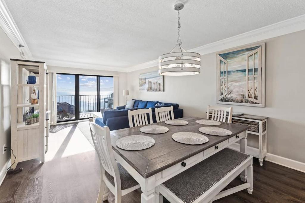 Luxe Oceanfront Escape Private Balcony & Wet Bar