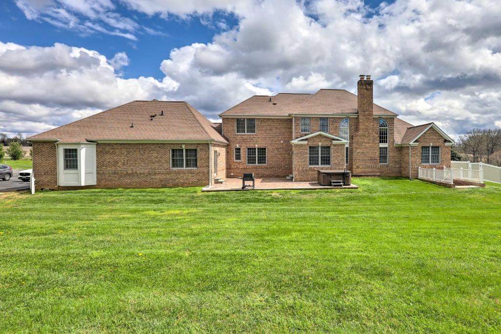 Dayton House with Private Hot Tub, Patio, Grill