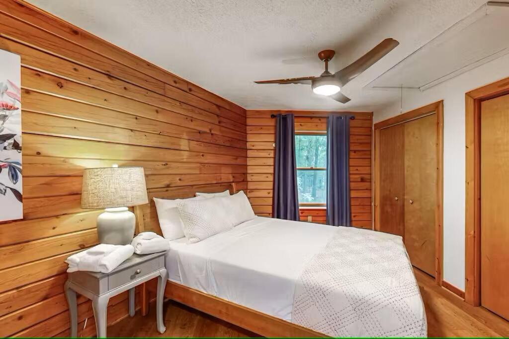 Federal Workers Save Cozy Log Cabin Near Lake - Image 7