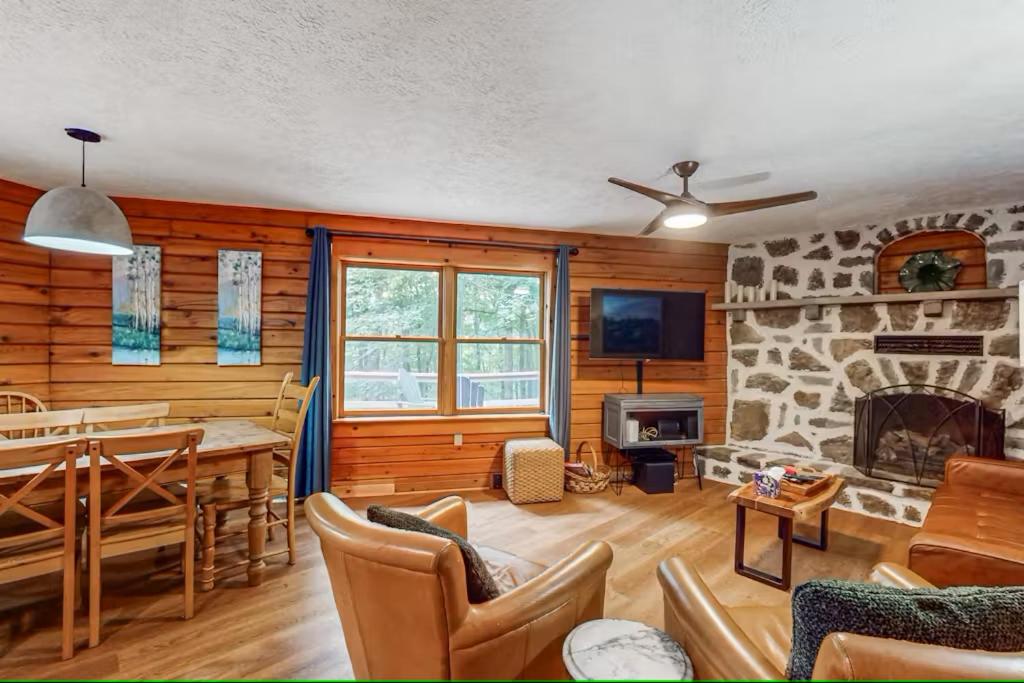 Federal Workers Save Cozy Log Cabin Near Lake - Image 5