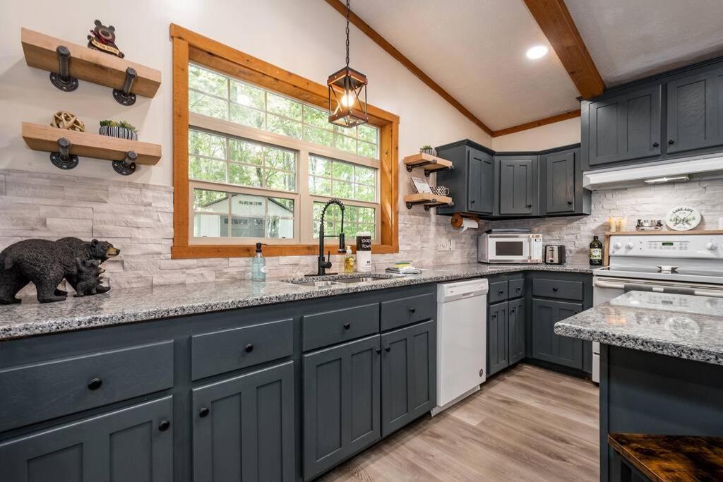 *Entire House • Sleeps 9 • Hot tub • Pets Welcome* - Image 5