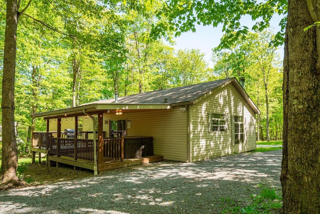 *Entire House • Sleeps 9 • Hot tub • Pets Welcome*