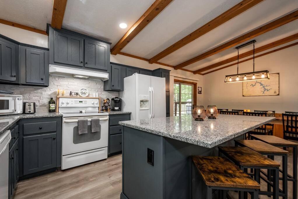 *Entire House • Sleeps 9 • Hot tub • Pets Welcome* - Image 7