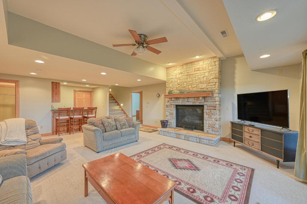 Spacious Panoramic Deep Creek Lodge - Image 5