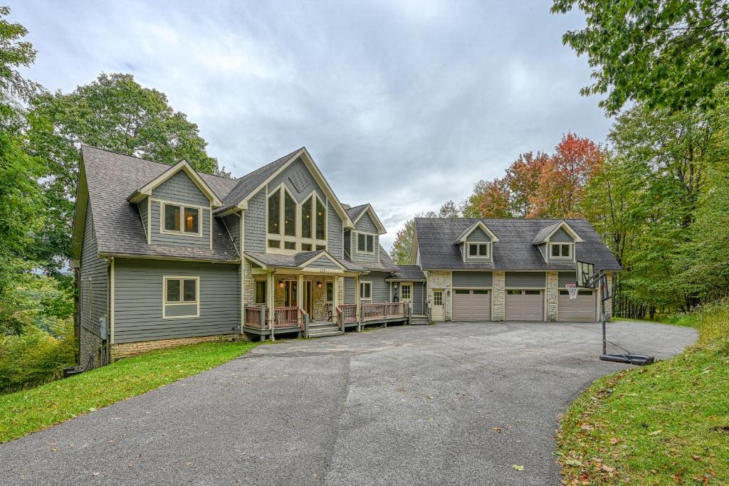 Spacious Panoramic Deep Creek Lodge