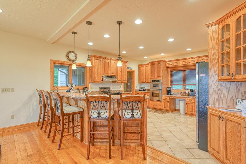 Spacious Panoramic Deep Creek Lodge - Image 4