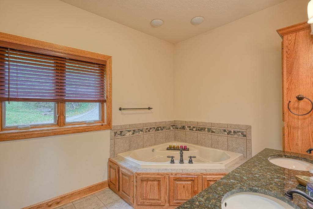 Hot Tub (Jacuzzi) - Photo 3