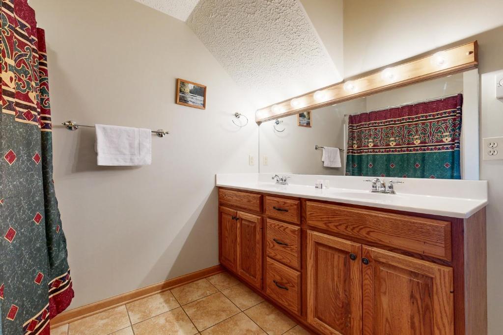 Waterside Wilderness Retreat - Image 8