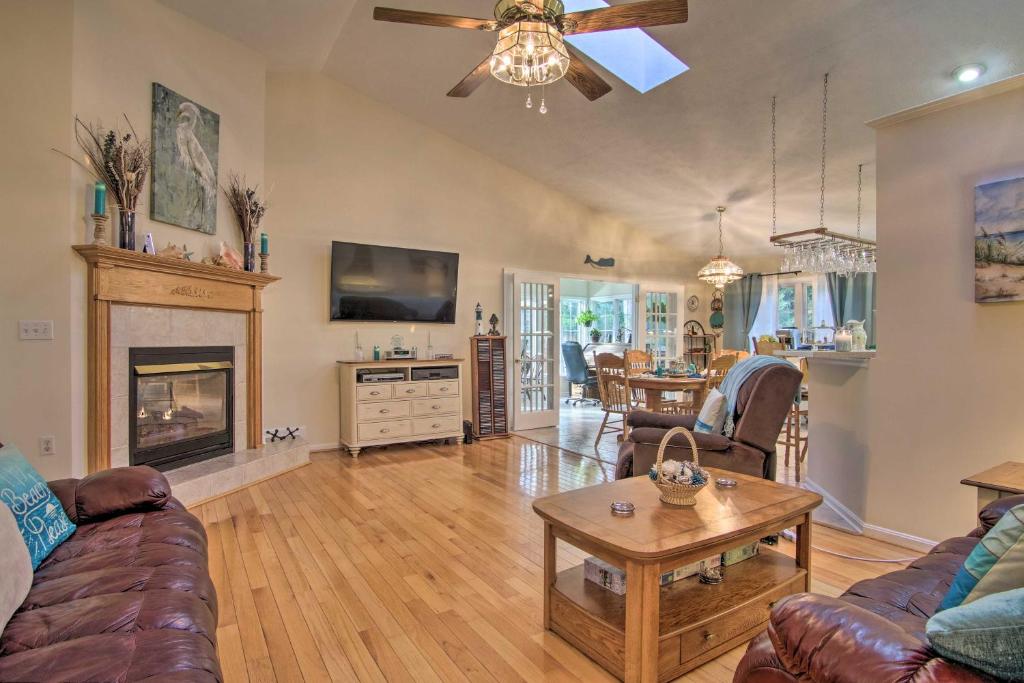 2 Mi to Golf Retreat with Hot Tub in Ocean Pines