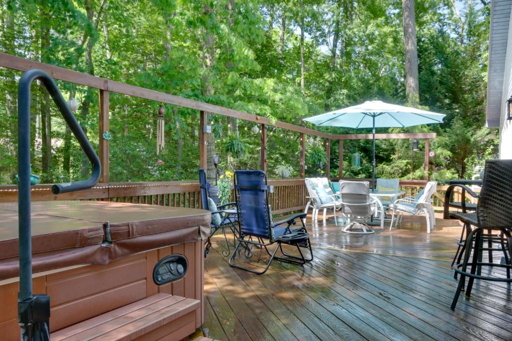 2 Mi to Golf Retreat with Hot Tub in Ocean Pines