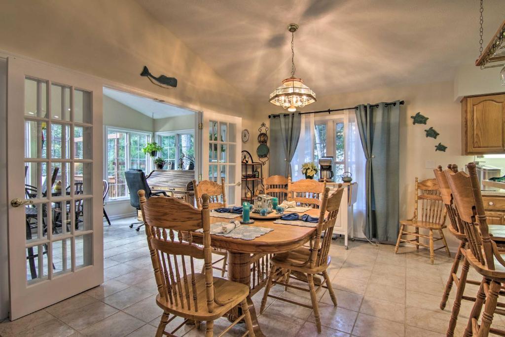 2 Mi to Golf Retreat with Hot Tub in Ocean Pines - Image 4