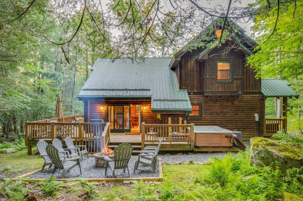 Jamesons Cabin! 8 Minutes to Wisp, HotTub, FirePit, Pets, EV Chgr