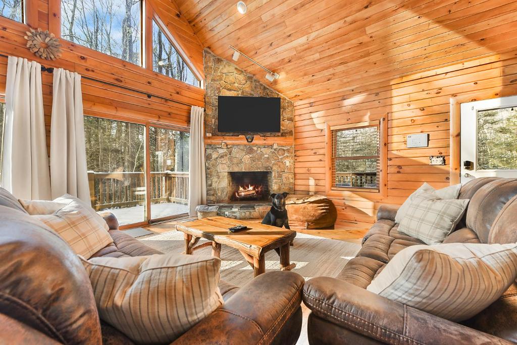 Jamesons Cabin! 8 Minutes to Wisp, HotTub, FirePit, Pets, EV Chgr - Image 8