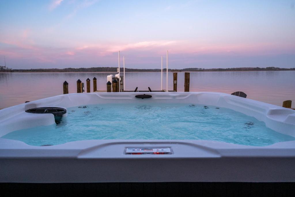 Waterfront Home with Views, Hot Tub in Ocean Pines!