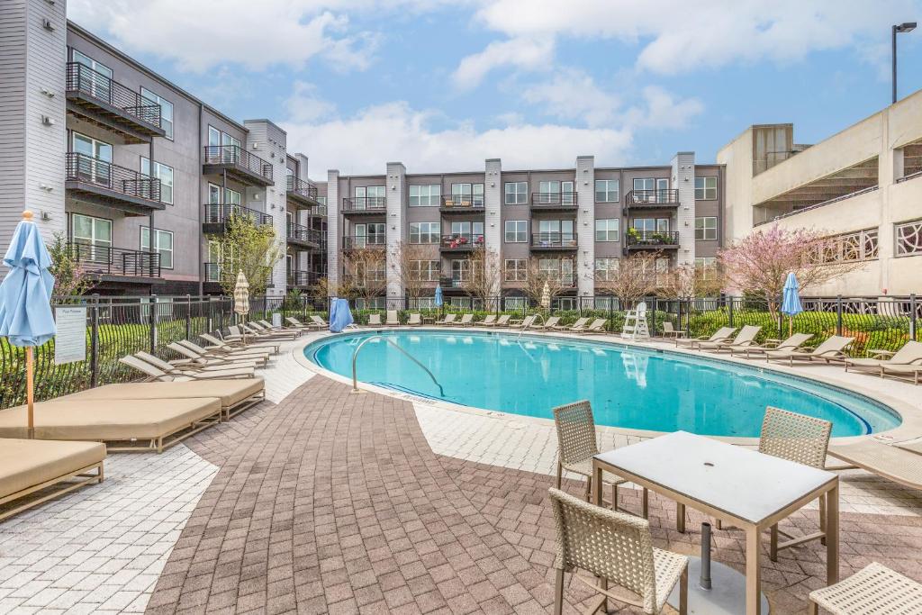 Luxury Downtown Crown Apartment - Image 4