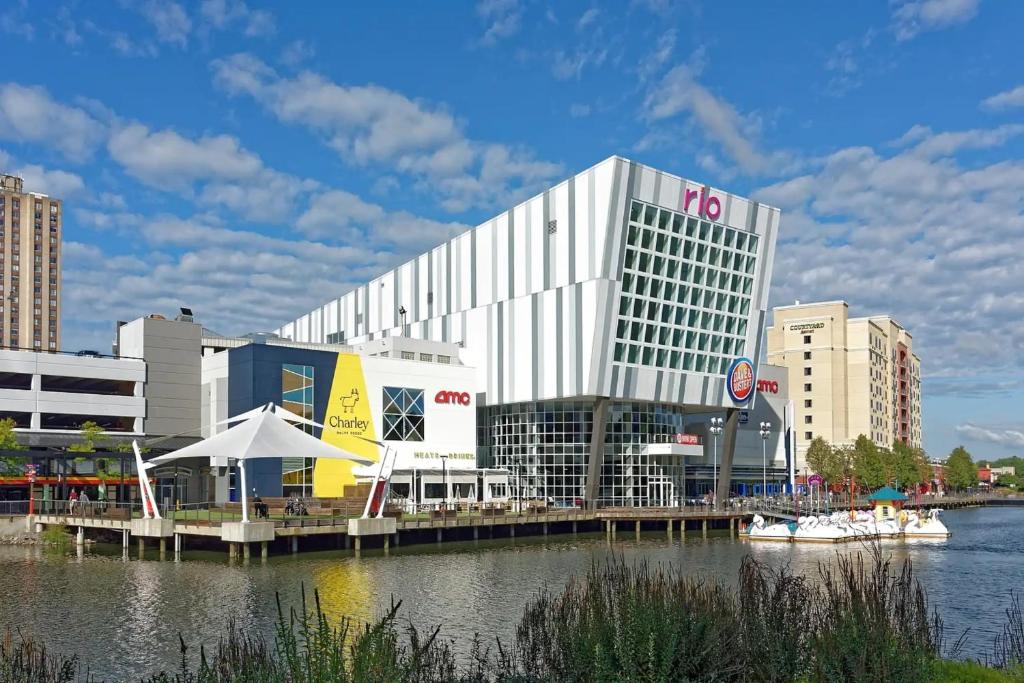 Luxury Downtown Crown Apartment - Image 7