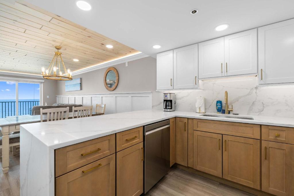 Spectacular Oceanfront Penthouse - Unit 1204 - Image 4