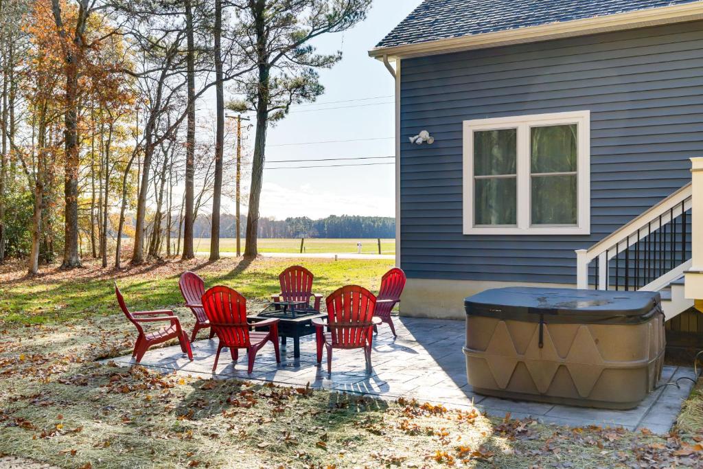 Christys Cottage with Hot Tub - 2 Mi to Beach!