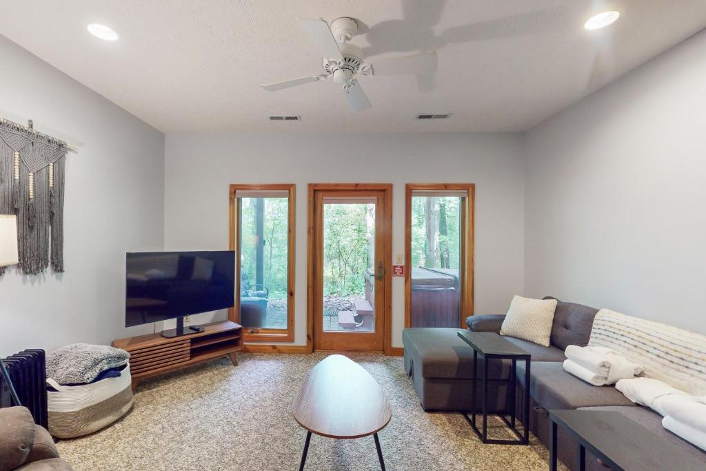 Hot Tub (Jacuzzi) - Photo 2