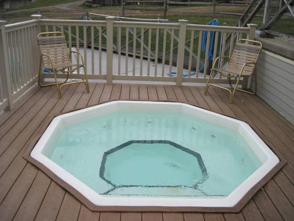 Hot Tub (Jacuzzi) - Photo 2