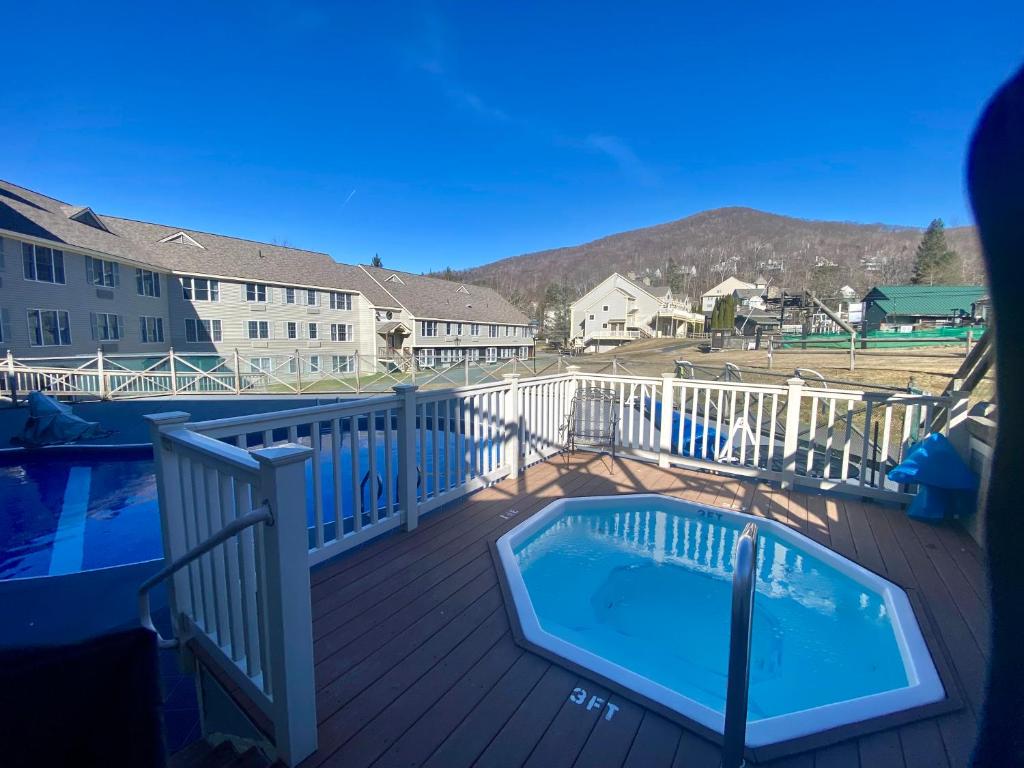 Hot Tub (Jacuzzi) - Photo 3