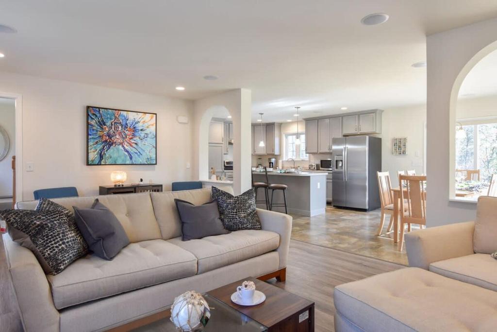 Heated Saltwater Pool Hot Tub - Image 5