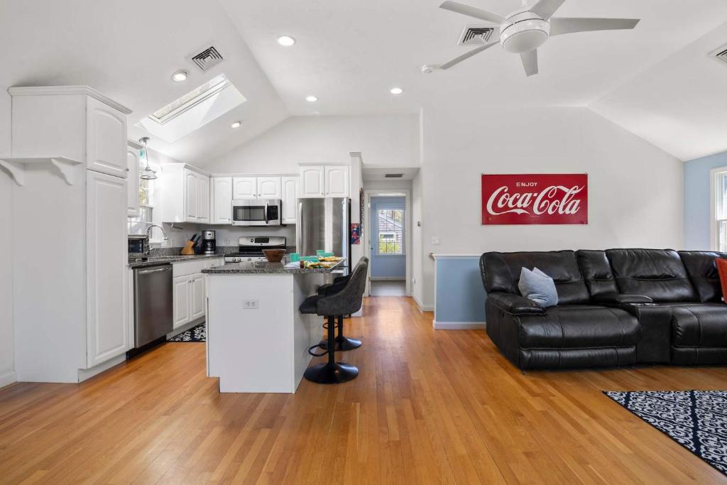 Short Walk to Swan Pond Hot Tub - Image 8