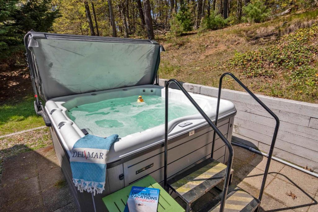 Short Walk to Swan Pond Hot Tub