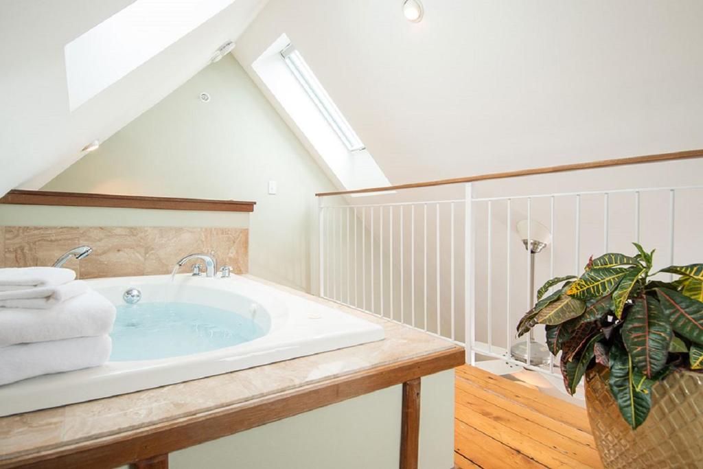 Hot Tub (Jacuzzi) - Photo 3