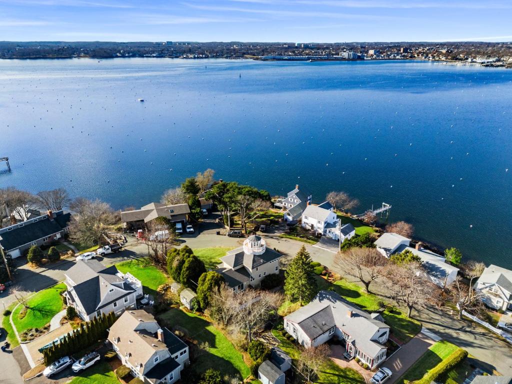 Hot Tub, Electric Bikes, Solo Stove, Projector, Smores - Image 5