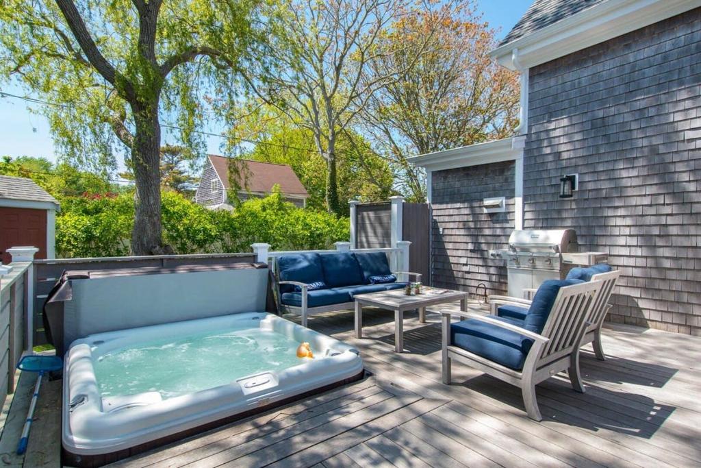 Hot Tub (Jacuzzi) - Photo 4