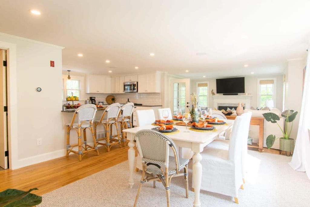 Great Chatham Location Near Beach - Image 7