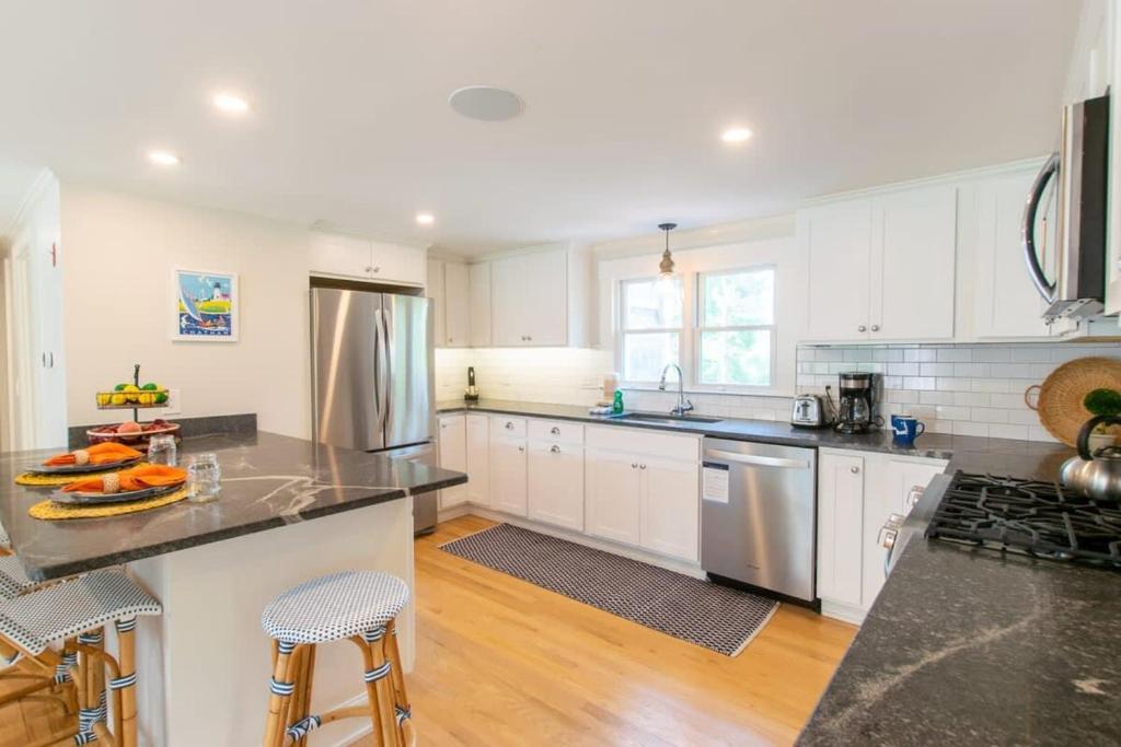 Great Chatham Location Near Beach - Image 8