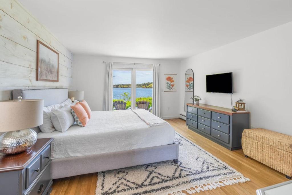 Stunning Waterfront Home with Hot Tub Deck Fire Pits and Office - Image 5