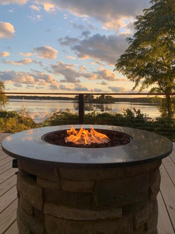 Stunning Waterfront Home with Hot Tub Deck Fire Pits and Office - Image 7