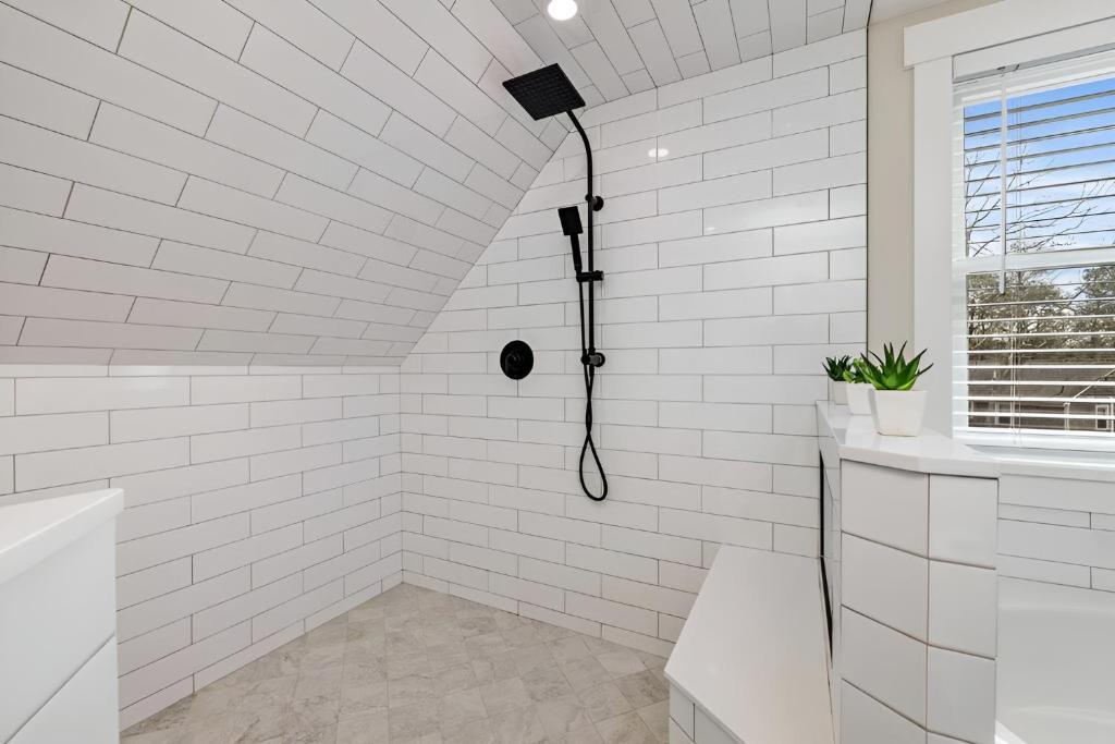 Renovated & Sophisticated Home Near Beach & Shops!