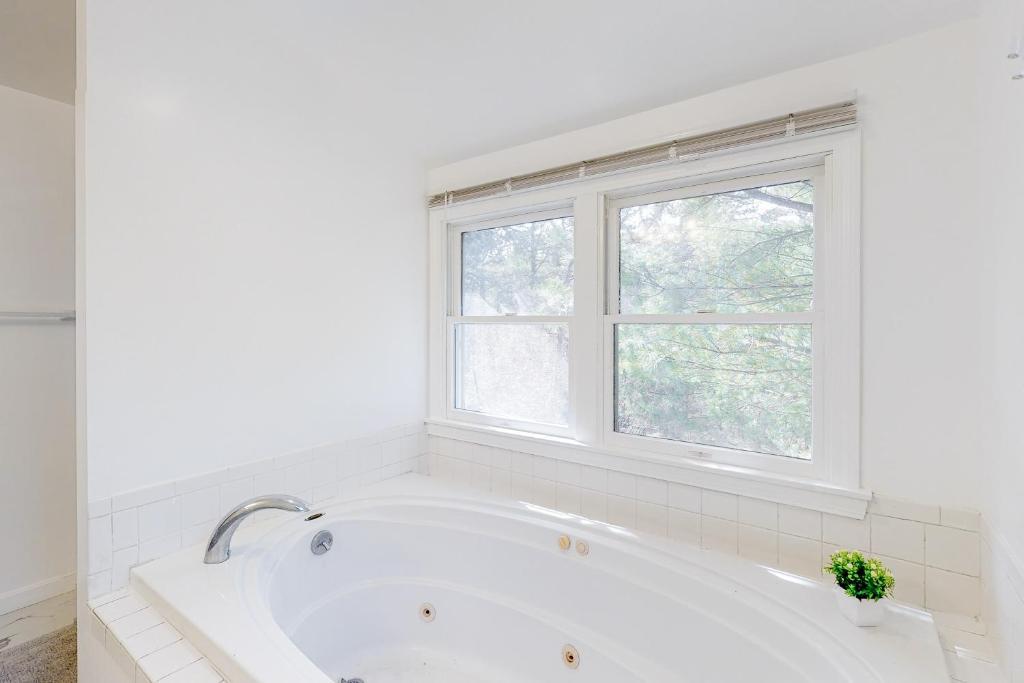 Hot Tub (Jacuzzi) - Photo 2