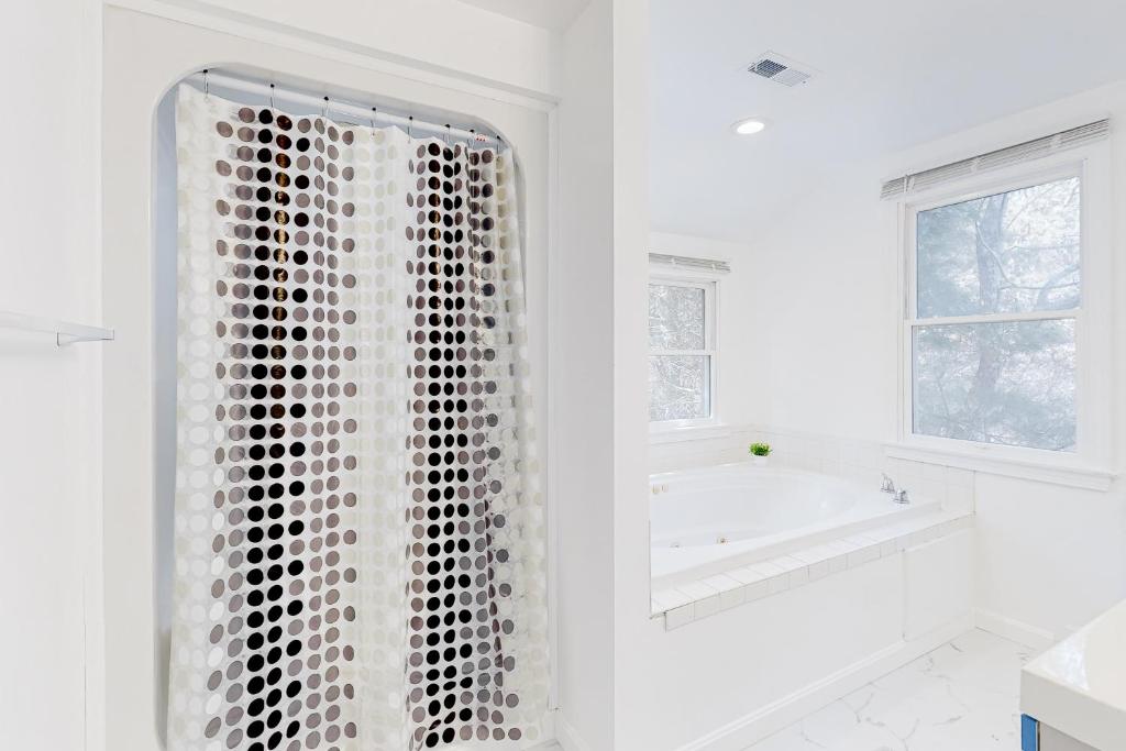 Hot Tub (Jacuzzi) - Photo 4