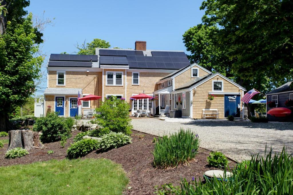 Gorgeous Cape Cod Mansion With Spa Near Beach - Image 5