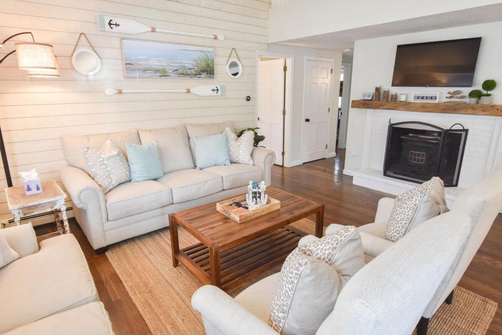 Hot Tub 1 Mile to Swimming on Long Pond