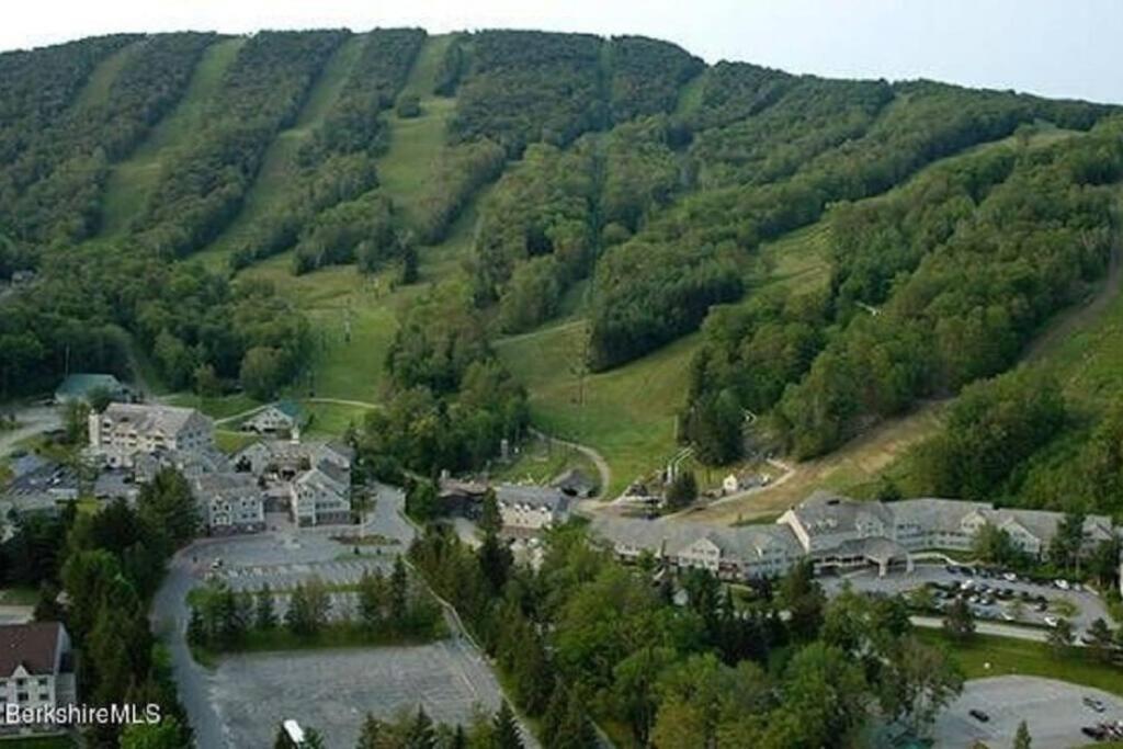 Mountain View Suite at Jiminy Peak - Ski On Off - Near Elevator Pool and Lobby