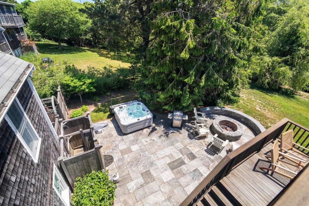 Hot Tub (Jacuzzi) - Photo 2