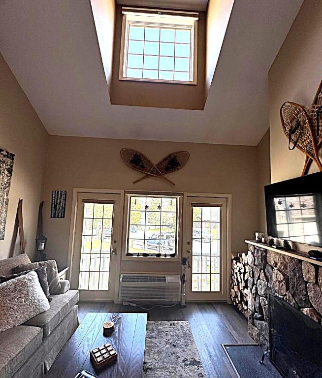 Luxury Jiminy Ski On Off Village Ctr Condo Sleeps4 - Image 4