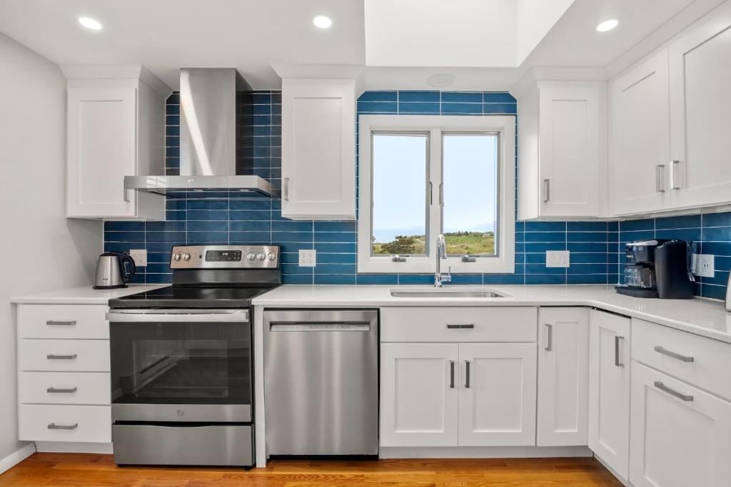 Walk to Water-Dazzling Sunsets on the Bay - Image 7