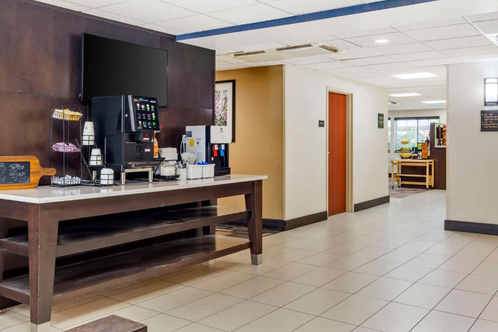 Best Western Plus Berkshire Hills Inn & Suites - Image 4