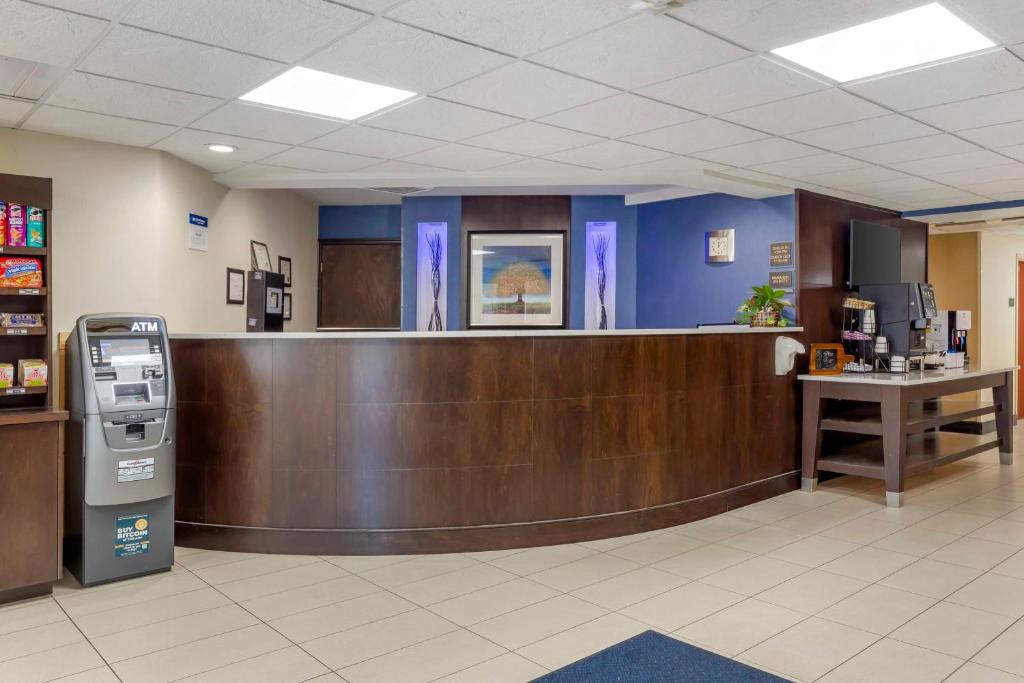 Best Western Plus Berkshire Hills Inn & Suites - Image 7