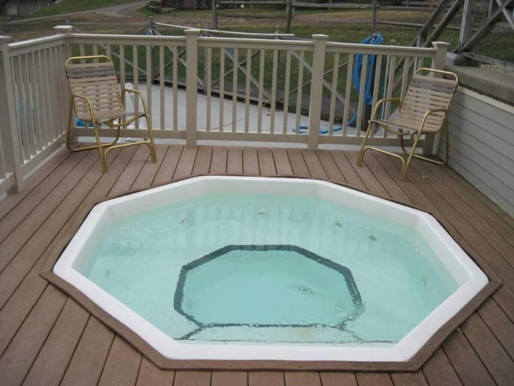 Hot Tub (Jacuzzi) - Photo 3