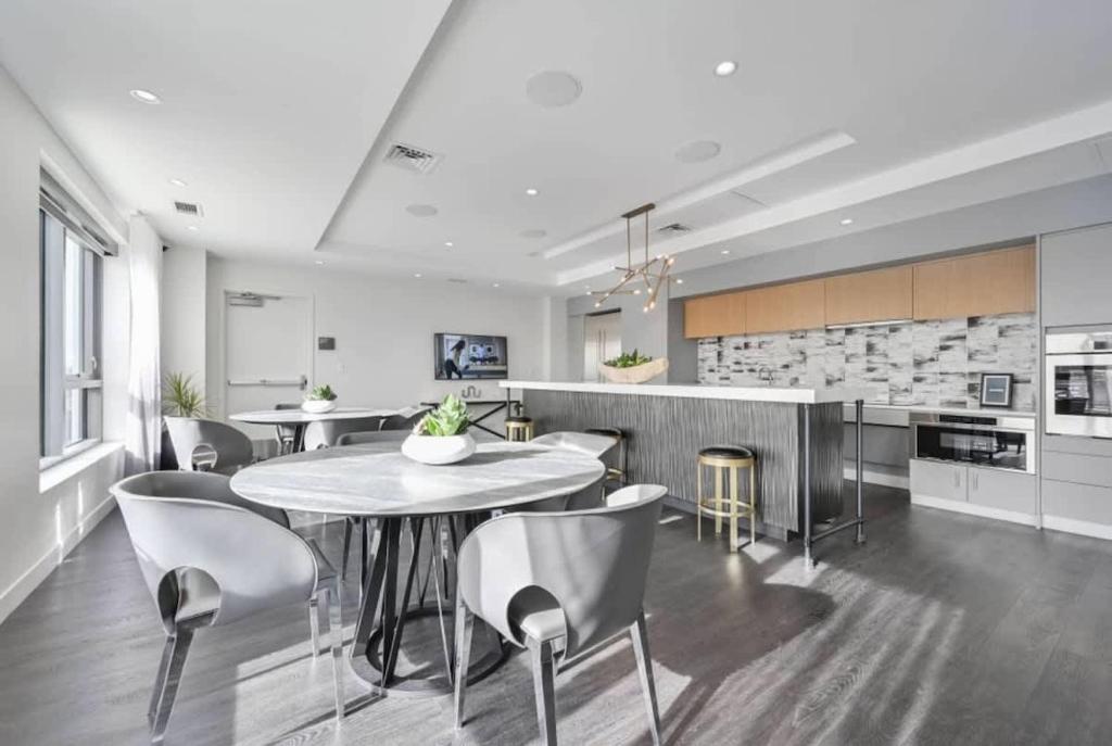 Central Serene Condo King Bed by MIT Harvard GYM - Image 4