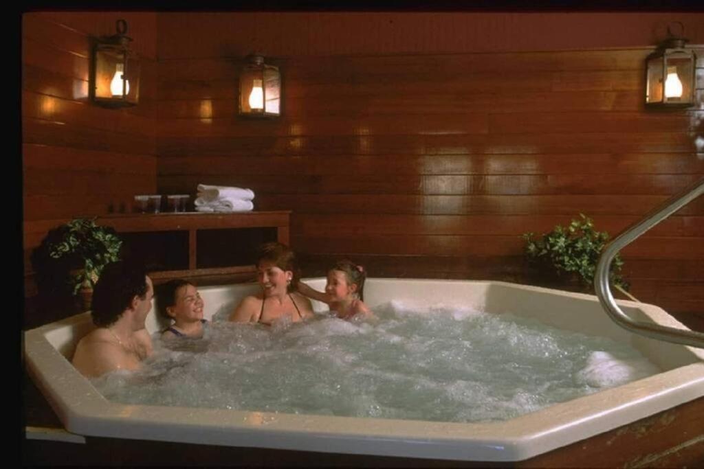 Hot Tub (Jacuzzi) - Photo 2