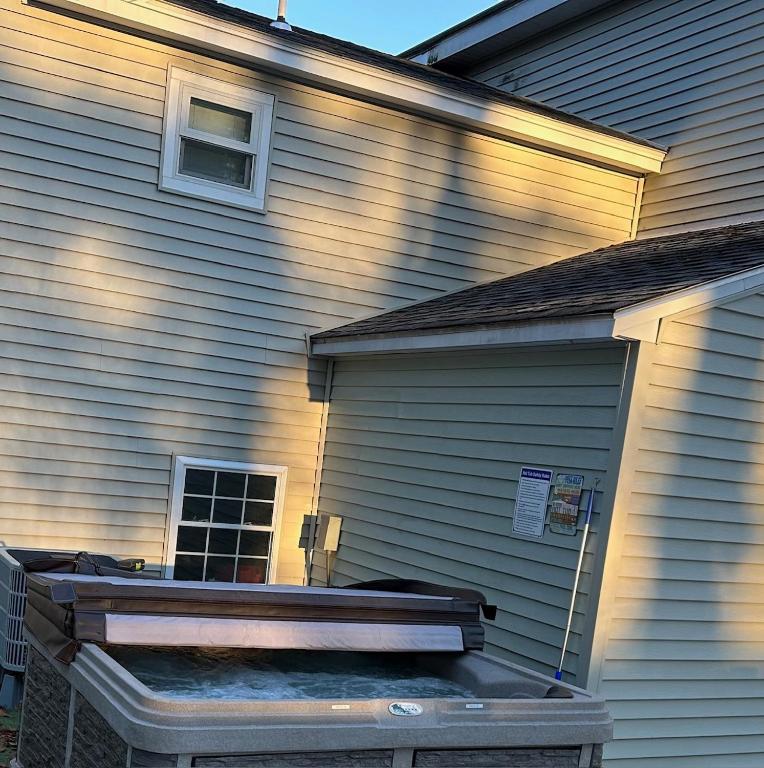 LakeAccess 4 Bed 3 Full Bath HOT TUB